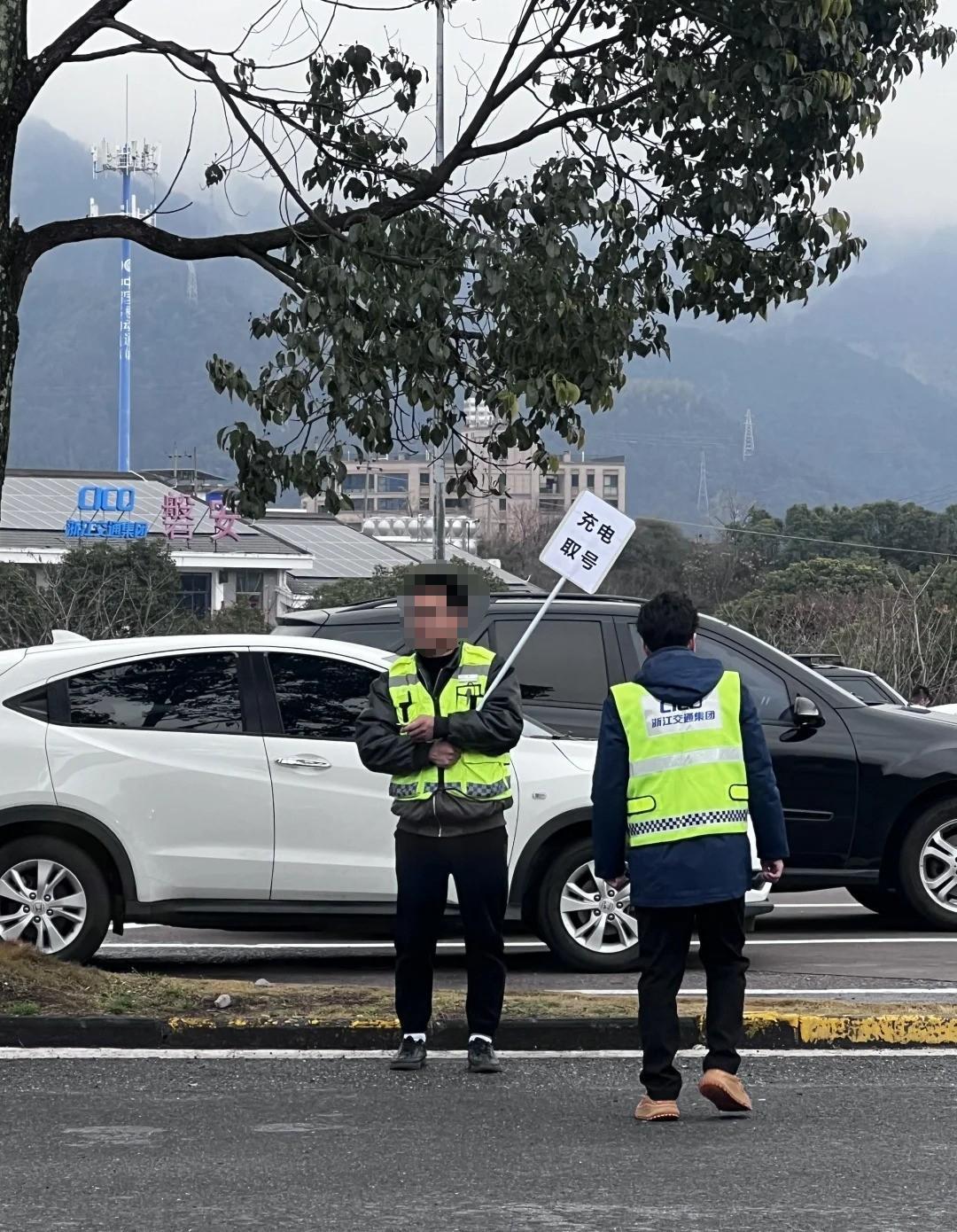 高速充电要取号了？？在春节期间出行，电车在高速充电是必不可少的，而为了维护良好的