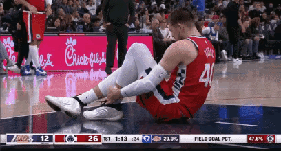 有一说一，不吹不黑。祖巴茨意外受伤，詹姆斯有不可推卸的责任。
从慢动作看，詹姆斯