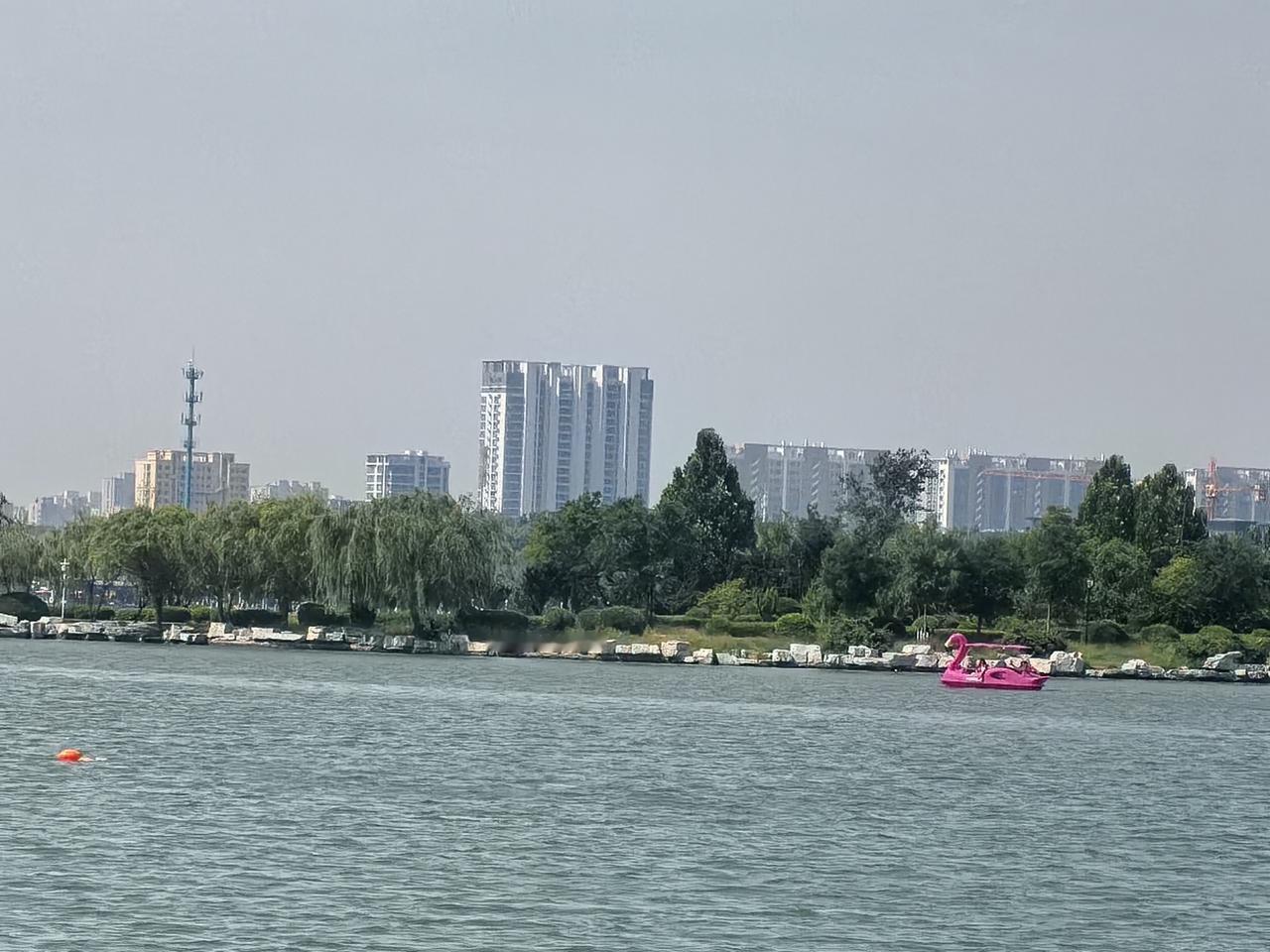 湖畔远眺思过往，
凉爽夏风宜心房。
如戏人生过大半，
人生目标皆实现。
父母仙逝
