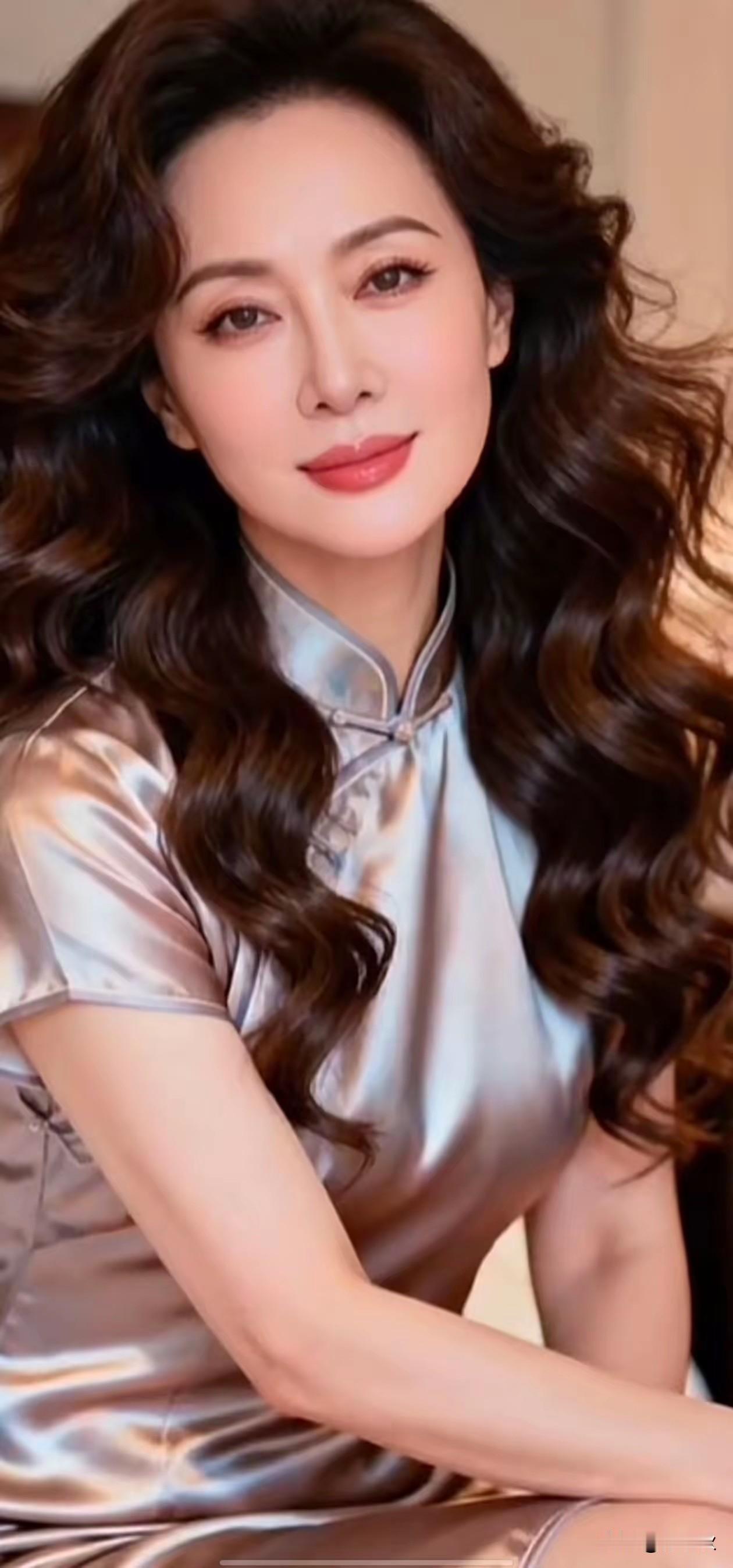 ​​上联：重重叠叠世间情
下联：缠缠绵绵红尘爱