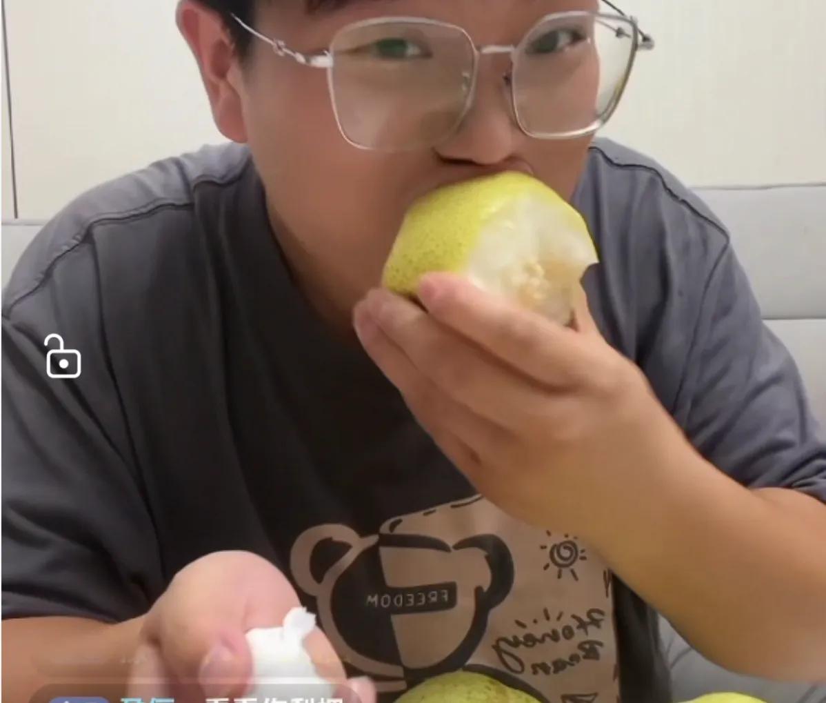 三观正的人还是很多的！
周六，田家在田大家聚餐，田开心直播卖梨，直播间200多人
