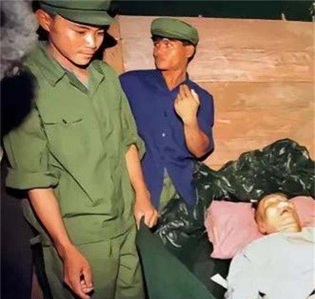1998年8月14日，原柬埔寨红色高棉领导人波尔布特死了。在临死之前，他已经被自