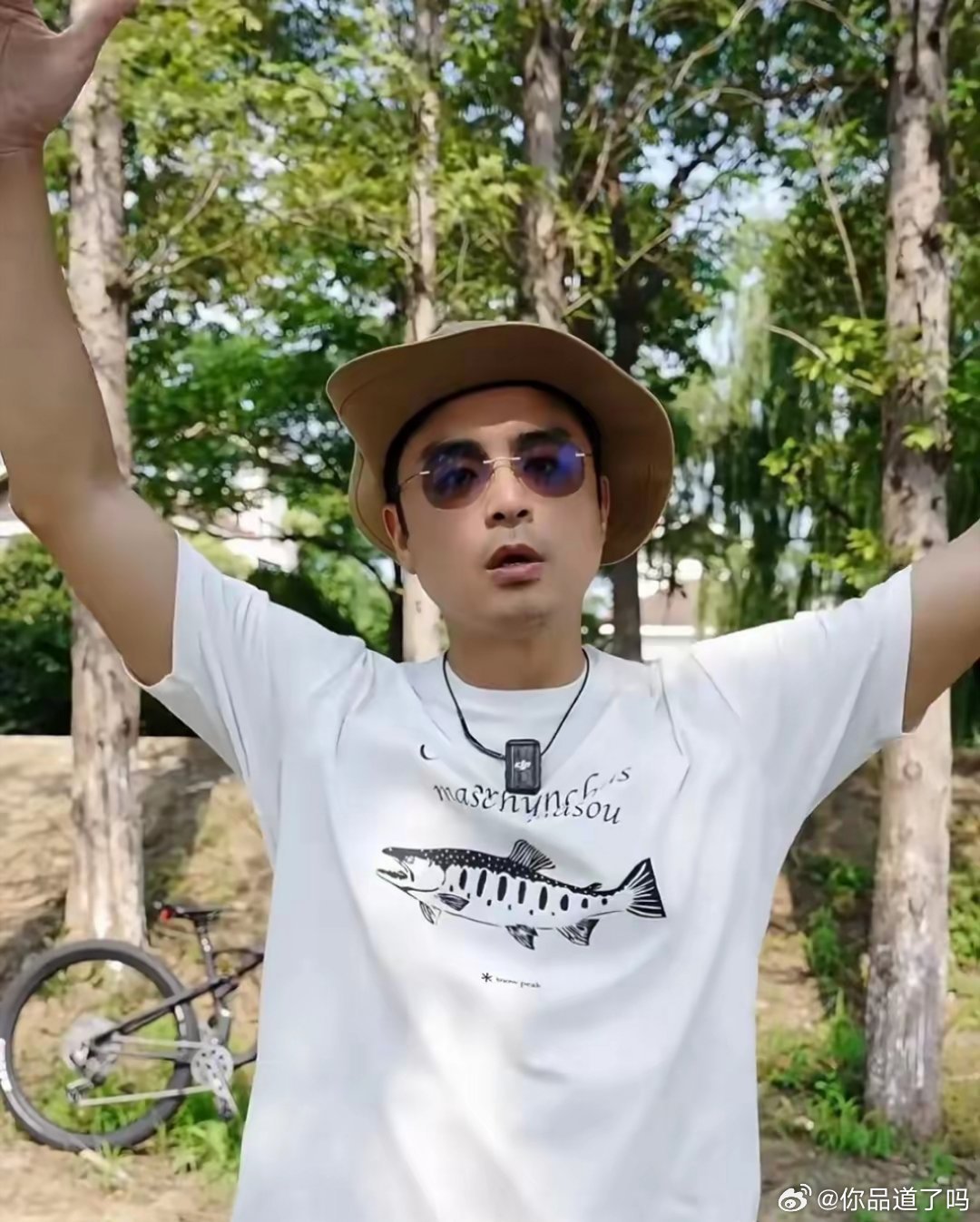 明道带俩娃玩水，5岁儿子超像爸爸，二胎女儿罕见露脸长得好可爱 ​​​