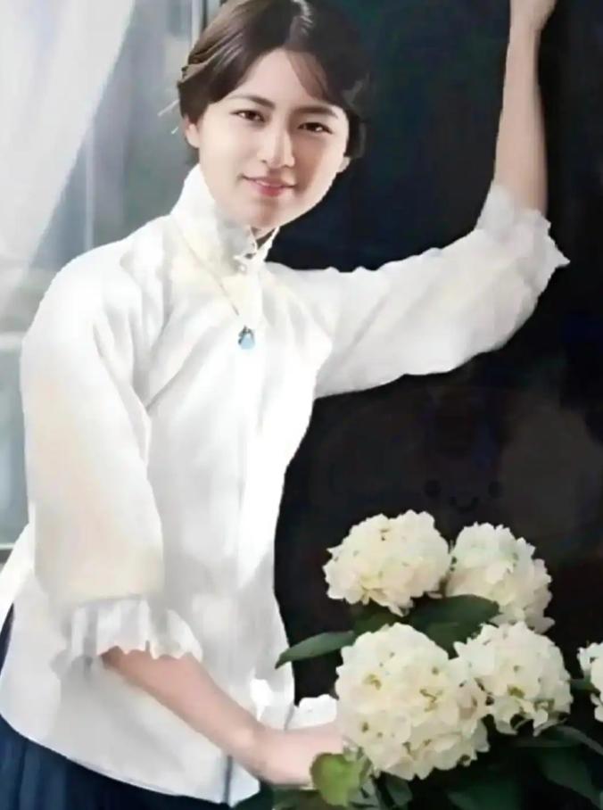 有人说，这是林徽因最美的照片之一。

17岁，欧洲。

巧笑嫣然，笑颜如花，比起