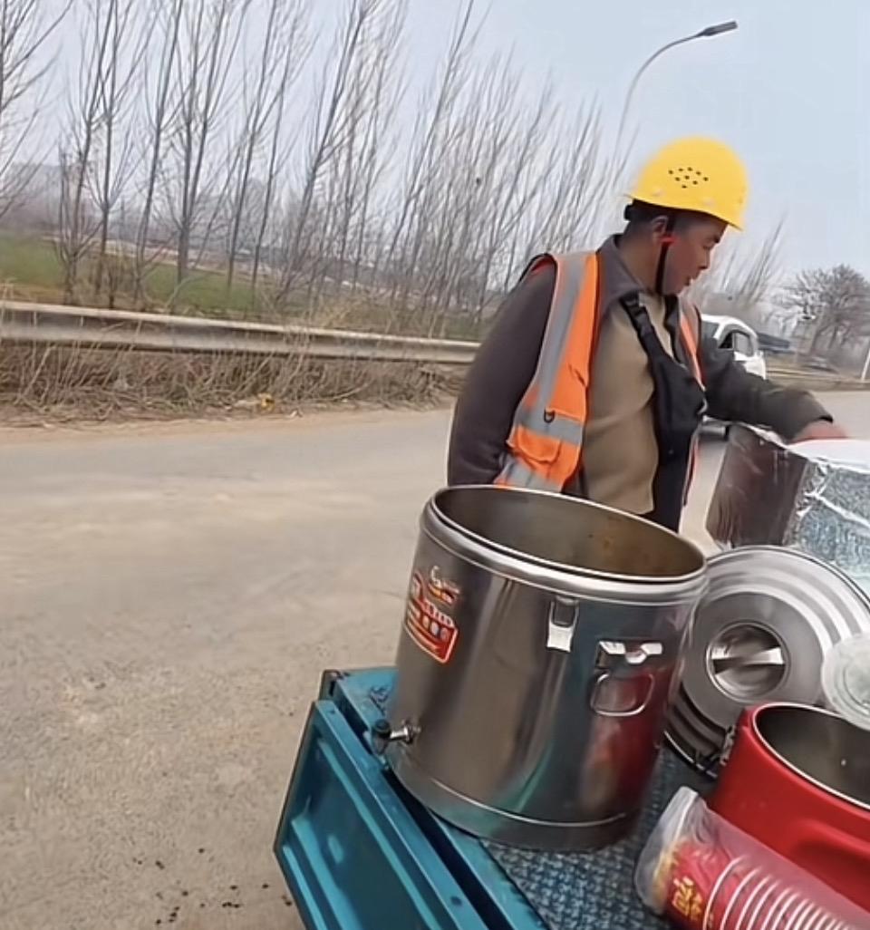 工地上的午餐时间，安全帽下的辛勤与汗水。