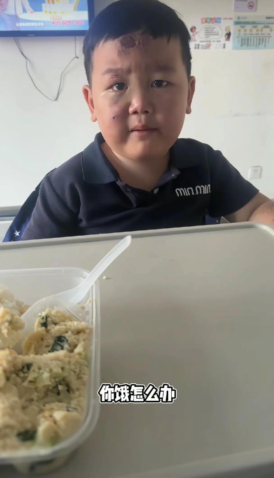 反复观看了那个车祸后照顾妈妈的小男孩，真的是眼泪止不住的流啊，这孩子是来报恩的吧