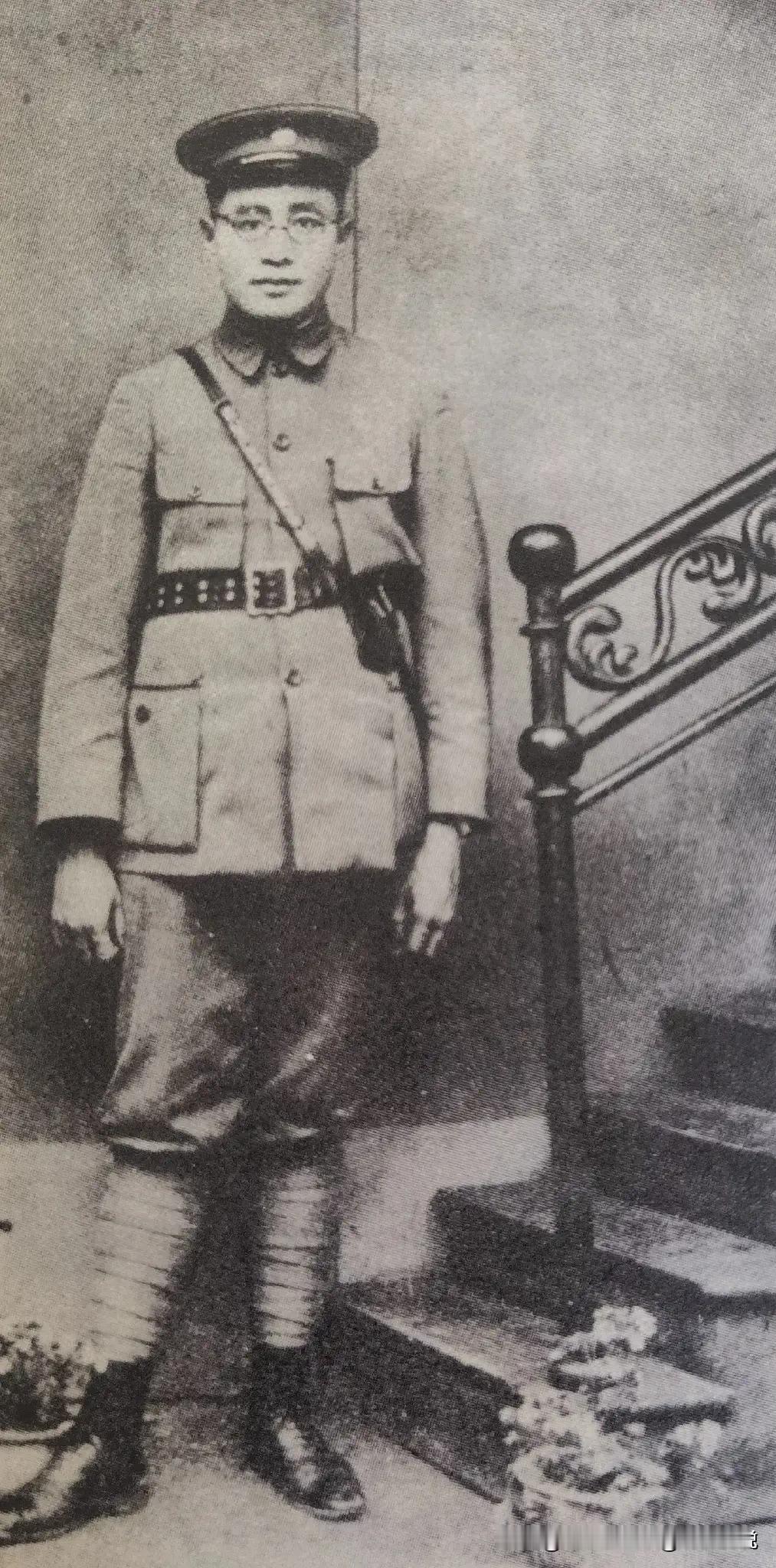 照片中的刘伯承元帅当时仅有34岁，那个时候他已经担任国民革命军暂编15军军长一职