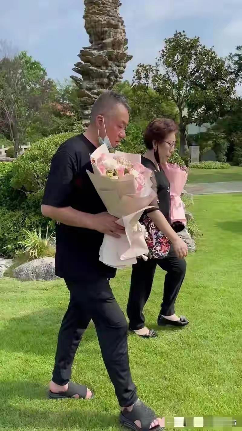 乔任梁去世十周年：粉色花海依旧，乔爸落泪，爱笑大男孩未被遗忘 ​​​