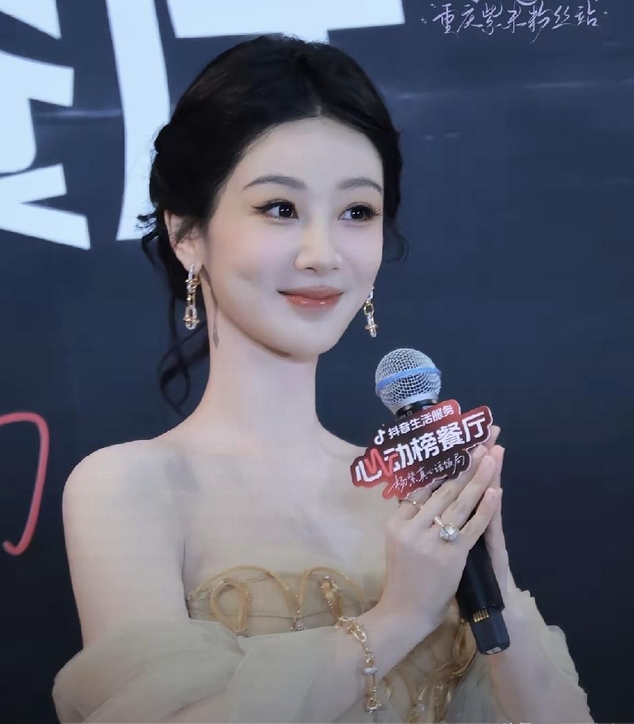 获奖后的杨紫，更添了几分灵动。
果然是红气养人。
