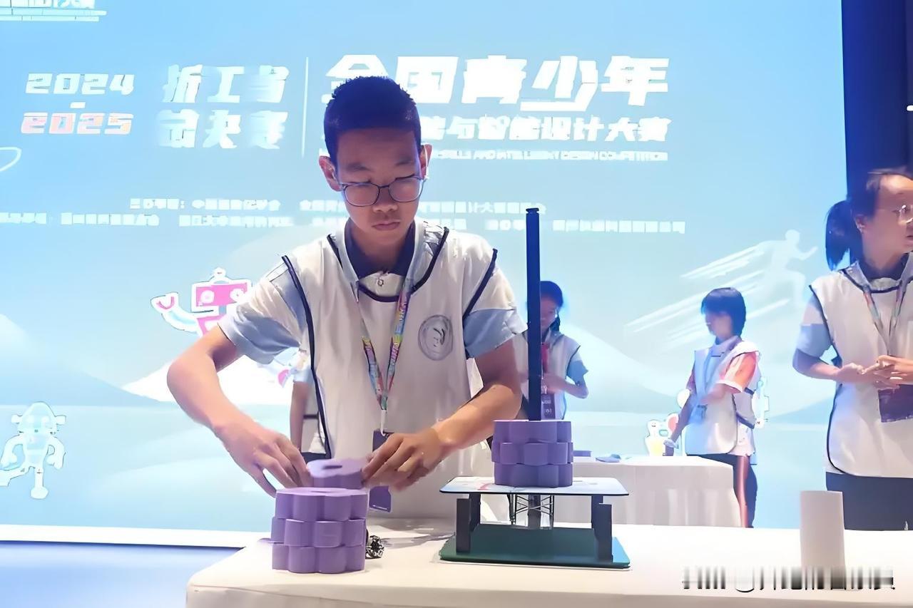 近日，为期两天的2024—2025学年全国青少年劳动技能与智能设计大赛 - AI