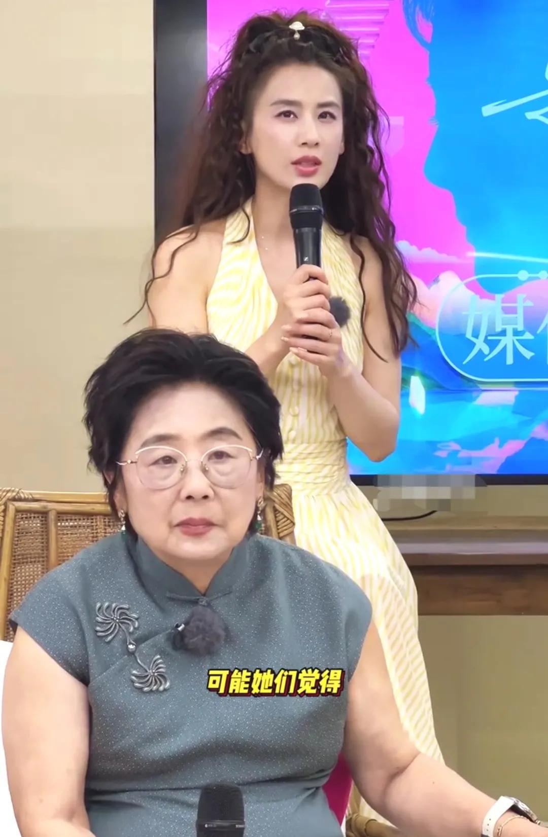 黄圣依的母亲深明大义，一看就是通情达理之人！

真人秀《是女儿是妈妈》中，黄圣依