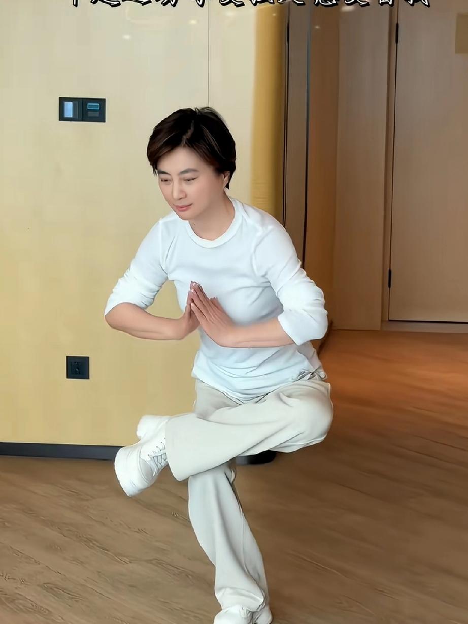 甜歌皇后李玲玉，虽然已经六十多岁了，但依然保持着良好的生活习惯，为了保持身材，还