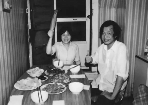24年前深夜，作家王小波独自在屋子里创作，突然身体开始剧烈颤抖，在地上扭曲挣扎一