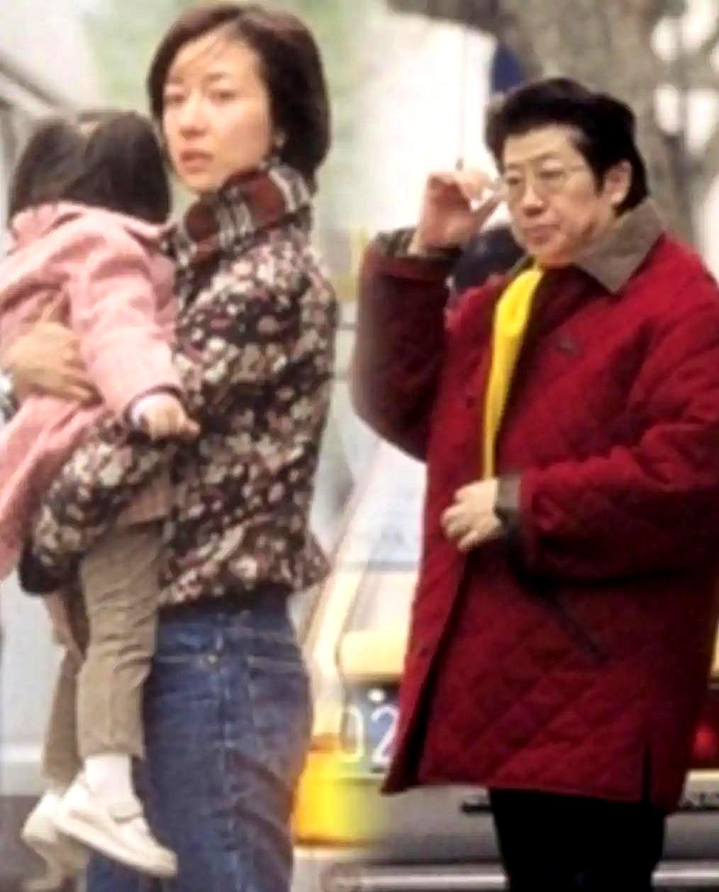 成龙私生女吴卓林，最近居然跟老爸“合作”了！
2025年起，她工作室承接了成龙