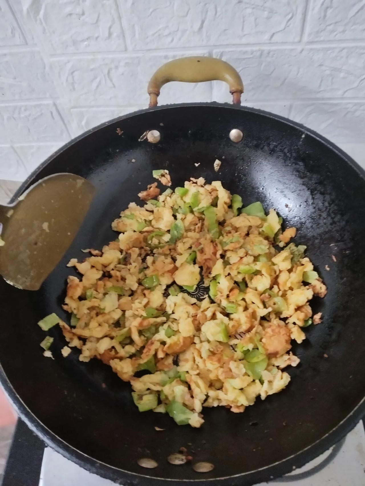 刚才吃的晌午饭，看看怎么样？

午饭不知道吃什么，看到有俩青椒，突然来了灵感，炒