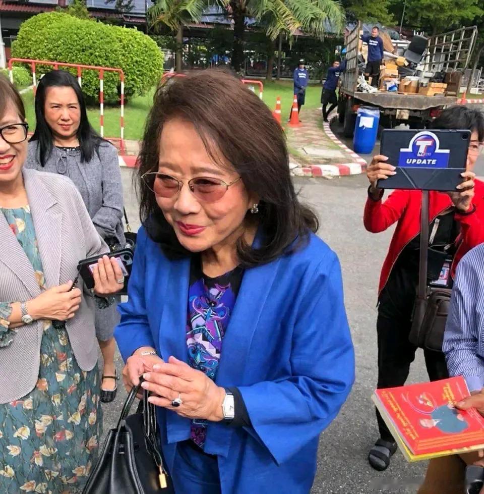 这周四，朴乍曼亲自去探视他信了。
她一身蓝色的宽松套装，内搭花衬衫，脚上是一双平