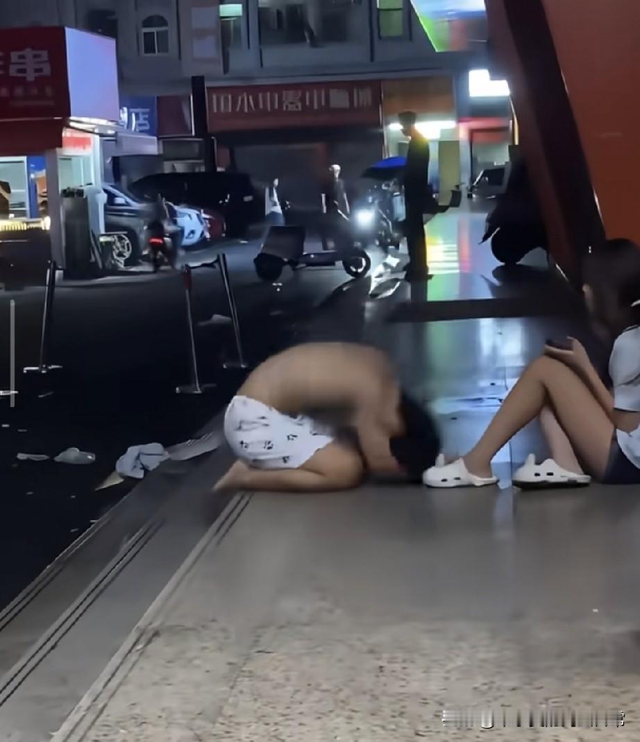 下辈子不做舔狗了
晚上吃完宵夜，看到街头这一幕，看得心里五味杂陈。男生跪在地上不
