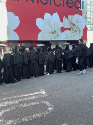 今天开始进行线下回归宣传的EXOp2 之前在MMA和旷野发的宣传单上有写12/2