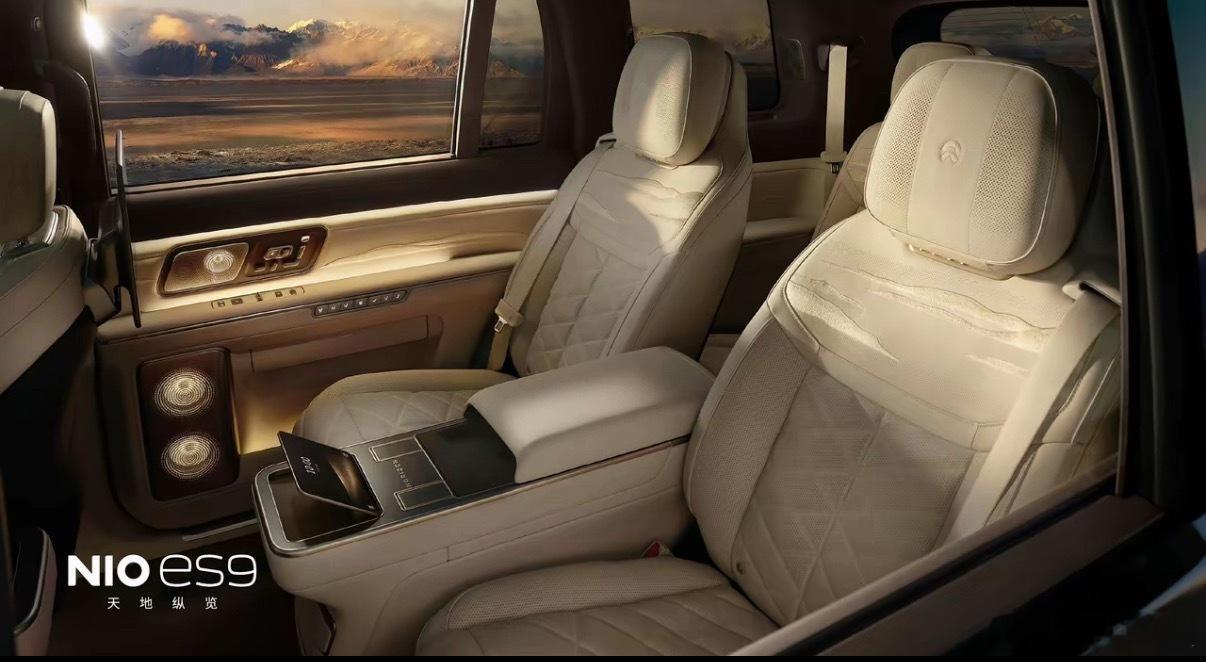 不太能理解ES9的的第三排是打算让人怎么上去……是准备中岛往前移或者两边的座椅往