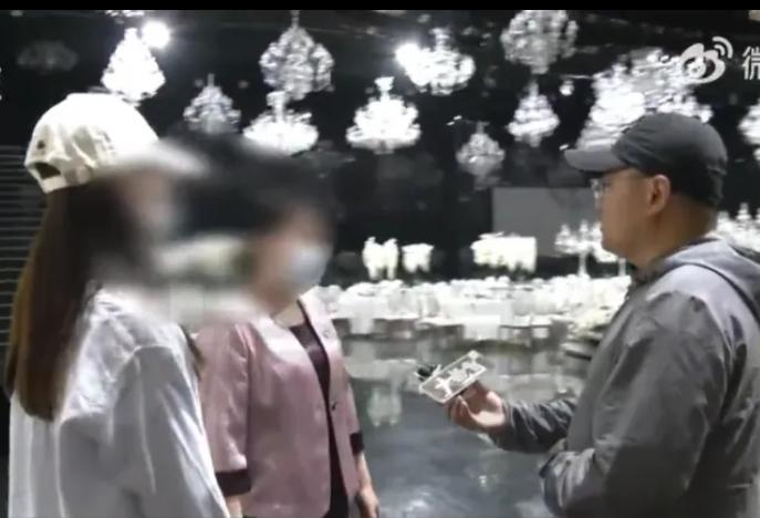 这场婚礼办得太尴尬了，新人还没来得及敬酒，赴宴的宾客已经散场了，你说闹不闹心。