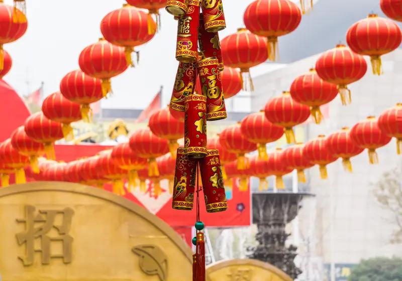 中国年最吸引外国人的，首当其冲便是那热闹非凡的氛围。大街小巷张灯结彩，大红灯笼高