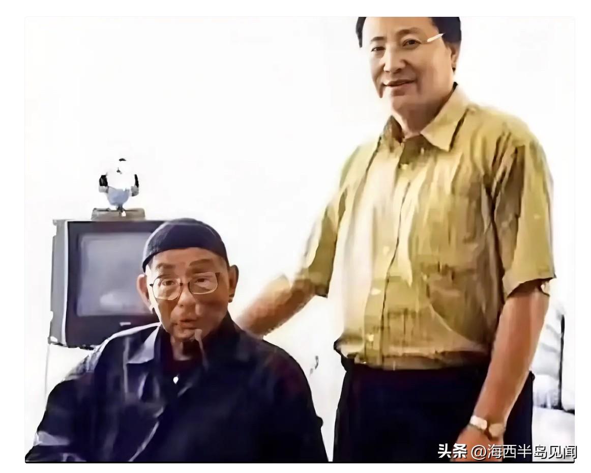这是张学良与郭松龄孙子郭泰来唯一的一张合影。2001年8月，101岁病重的张学良