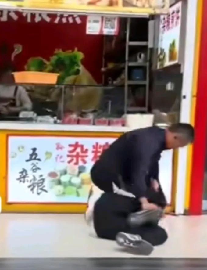 10月27日，无锡。网瘾少年，这儿子被爹打失控了。90后00后被大人坑毁了的可是