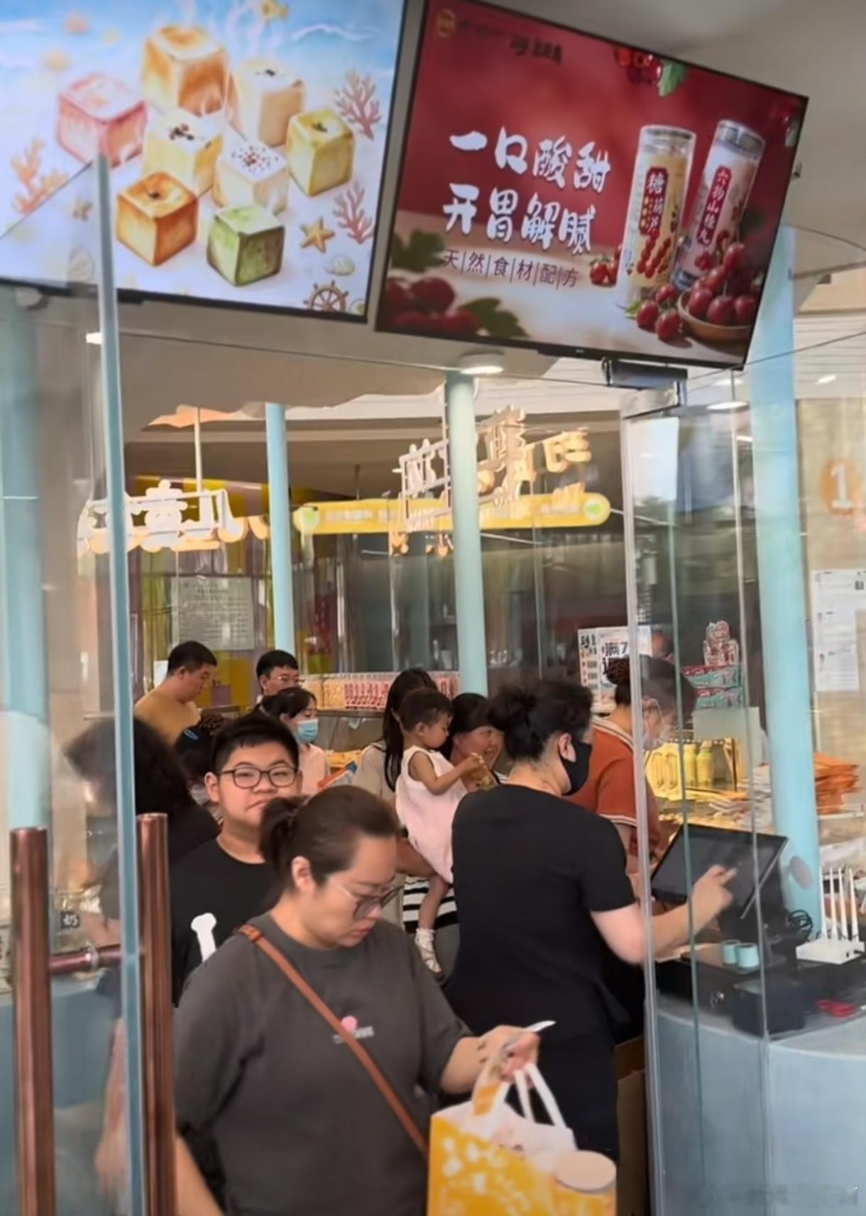 一楼门诊大厅的面包店，人山人海～ 