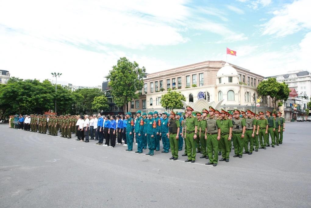 越南现阶段社会治安力量的组成 公安 民兵 基层安保部队
公安绿色制服  民兵蓝色