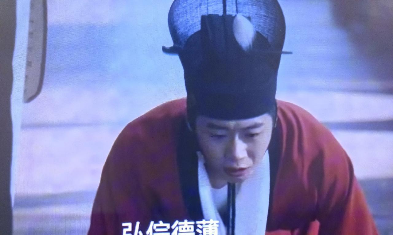 国王快死了，权臣逼宫。
他下的最后一道命令，不是杀，而是“送”。
他把王位，传给