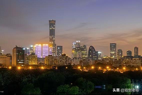 辛亥革命之后民国初立共和乃成，但满清皇权的遗老遗少依然不少。他们在满清在位时得到