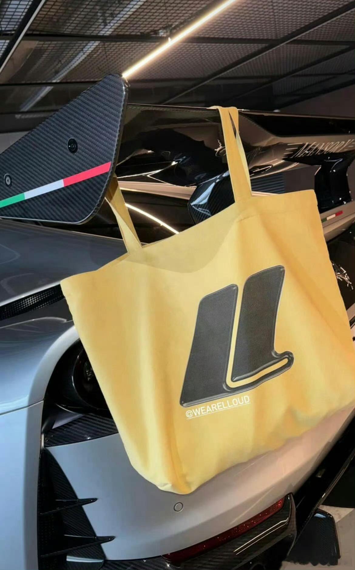 Lisa的第八辆法拉利今天Lisa在IG晒出自己的新爱车，配文“MY NEW B