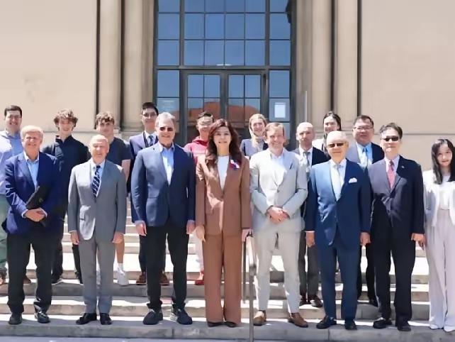 岛上任何政党的党魁都会抱美国的大腿，更别说是执政党了，无疑一心想当执政党的国民党