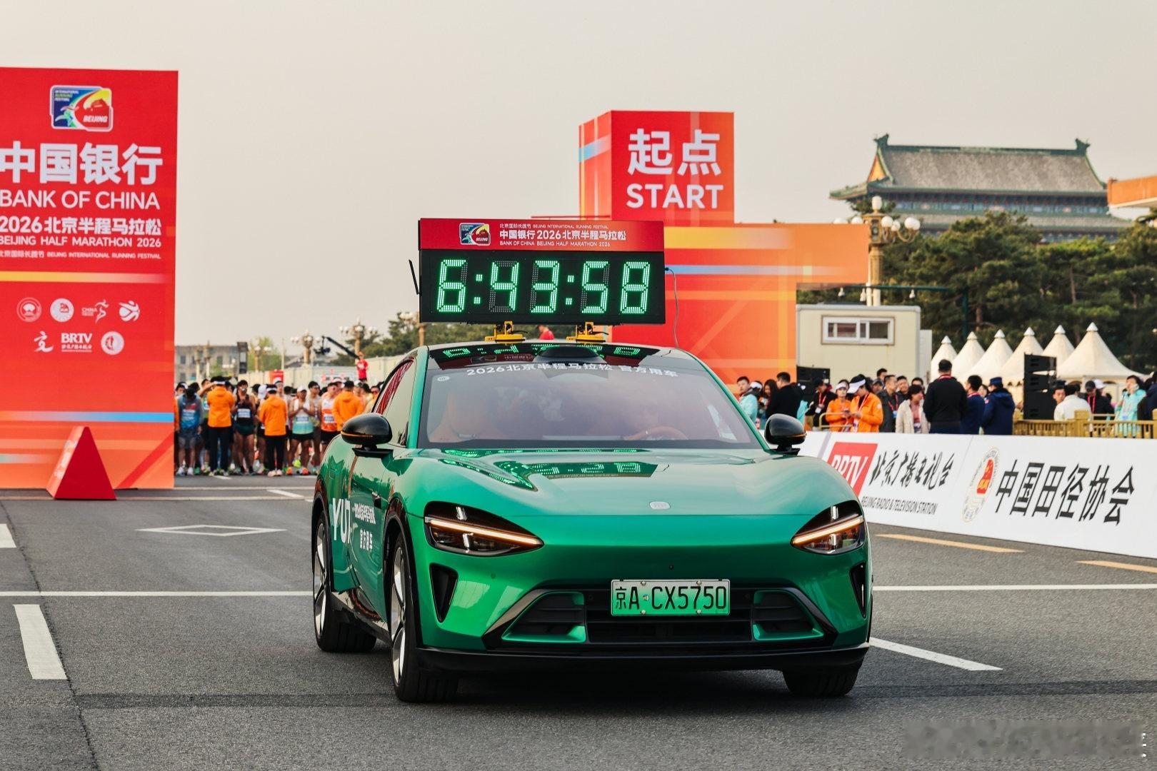小米YU7北半马领跑今天北京半程马拉松真的很有画面感，小米YU7在赛道上当领跑车
