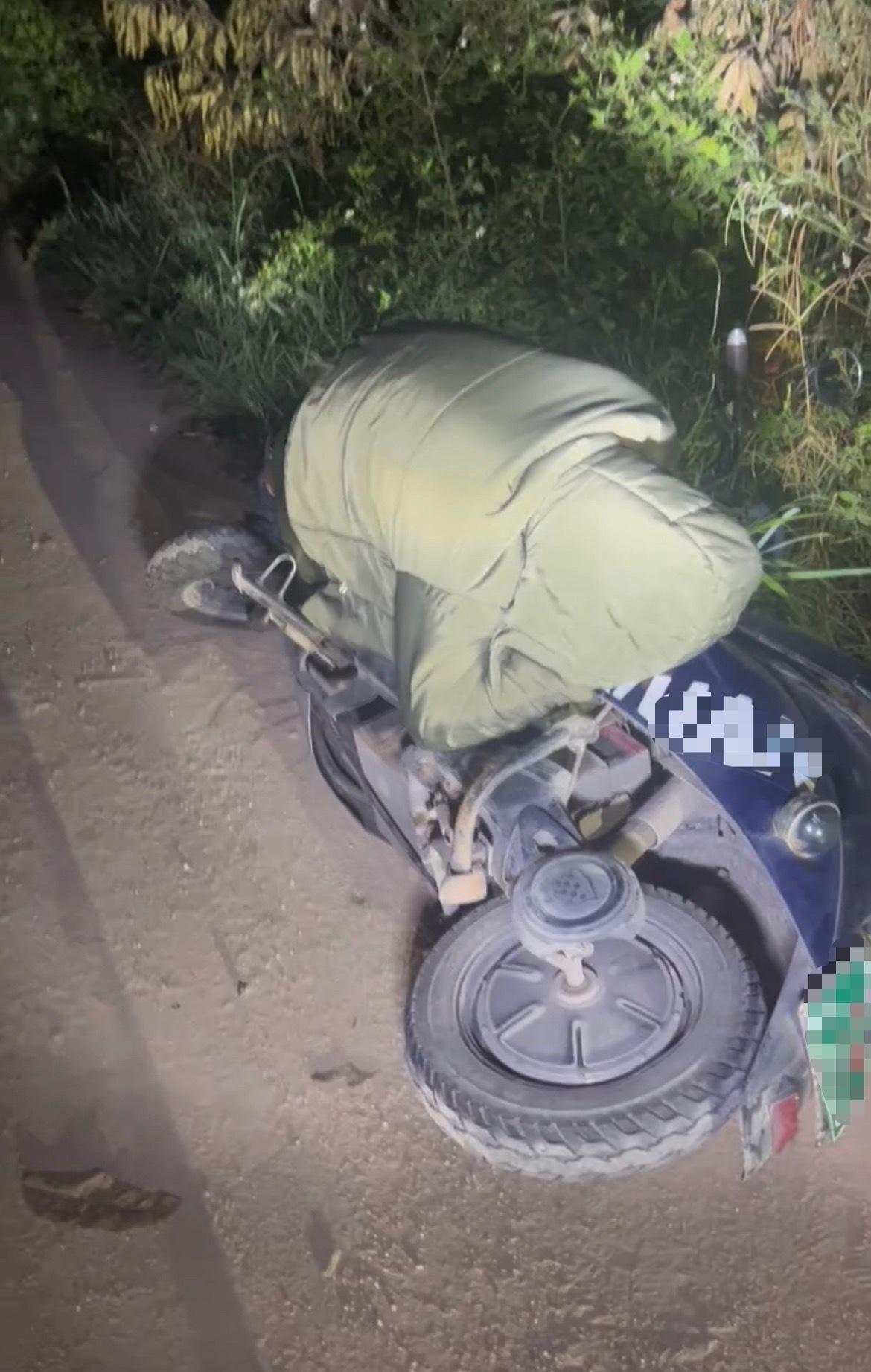 【玉林博白男子喝醉摔路边好心人暖心相助】12月18日凌晨5点多，网友分享：玉林市