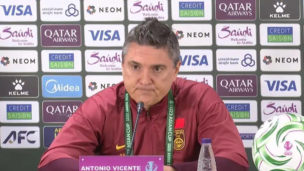 国足战越南首发两人，比王钰栋、拜合踢得好。北京时间1月21日凌晨，中国U23男足