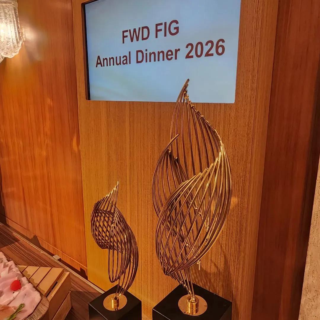 下了飞机直奔马会参加区域晚会，感谢新老客户的支持和信赖，拿了个区域第五，马年再接