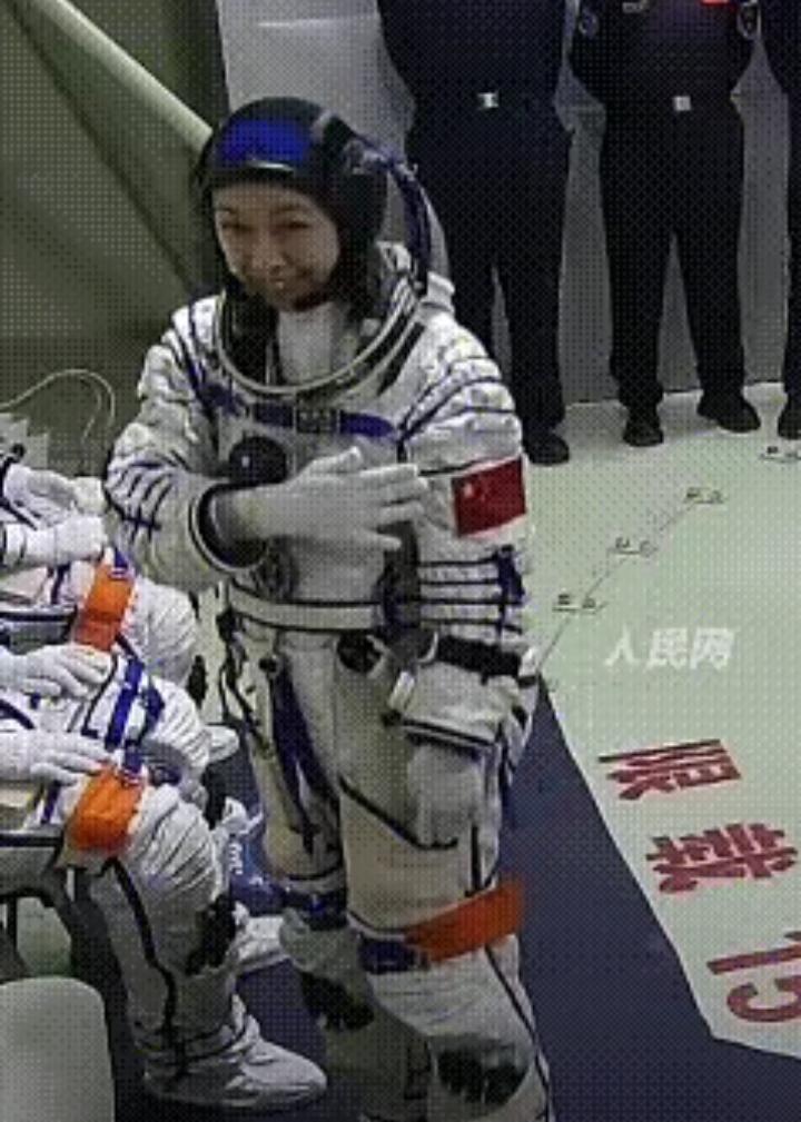 镜头扫到黎家盈的瞬间也太戳了！镜头捕捉的那一刻，她一眼瞥见镜头，笑着抬手先指了指