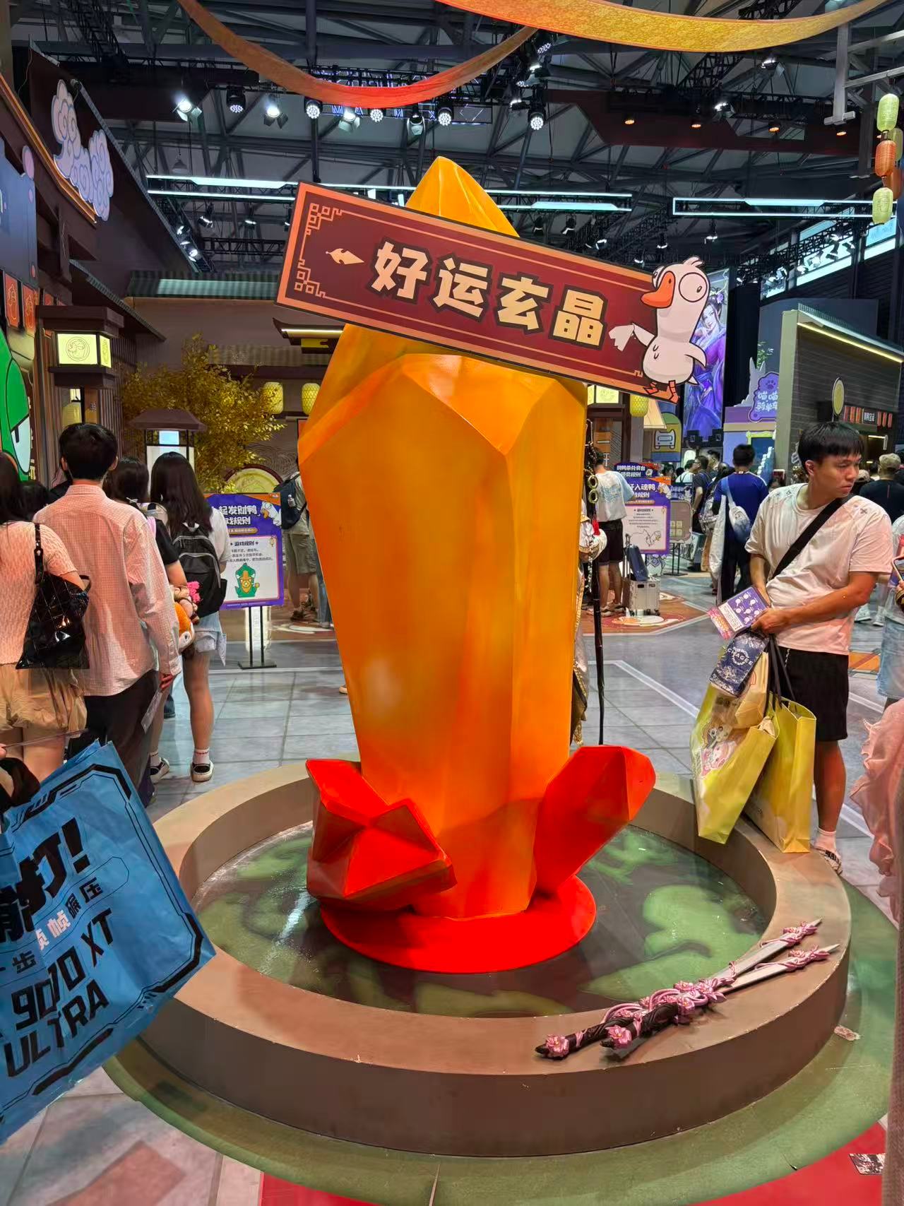 老玩家看剑三官委，第一眼真不是脸，是站姿、武器和那股门派味对不对。这次离谱到隔着