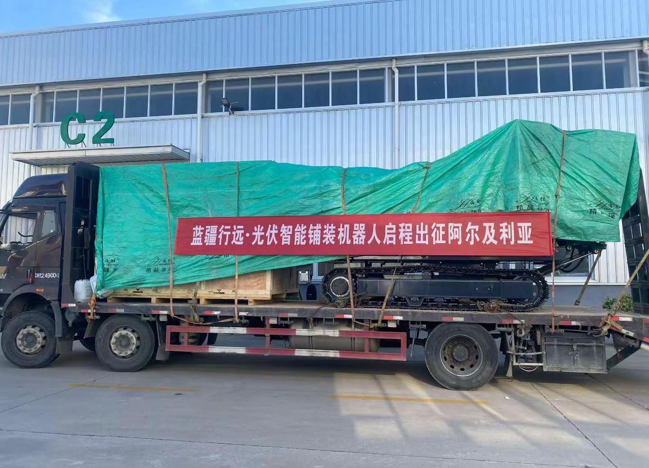 中国智造，光伏组件铺装机器人奔赴北非，在地中海展现中国具身智能的能力和风采。中国