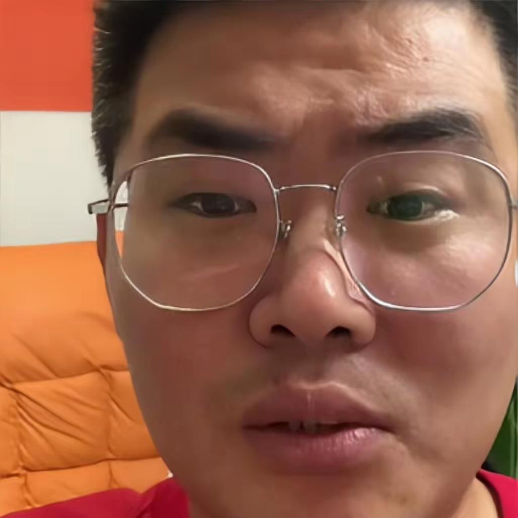 撞死牧民的羊，赔了1000块，男子正要搬走死羊，牧民一把拦住：“羊你不能拿！”男