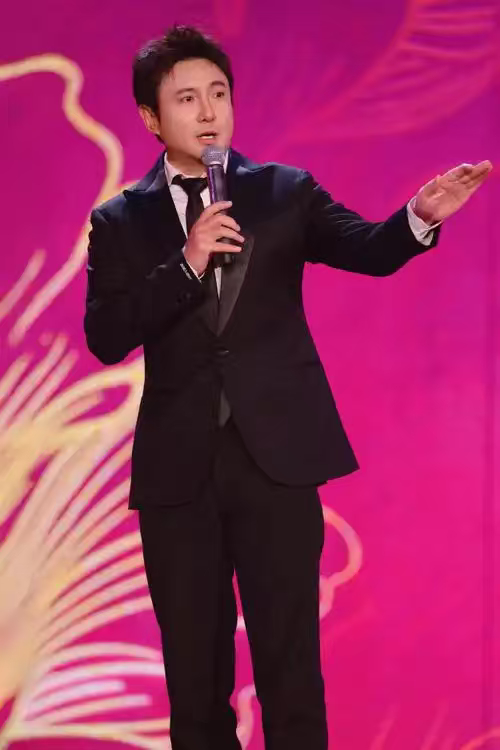沈腾回应0影帝长久以来喜剧演员在主流评奖体系里本就容易受限，喜剧表演细腻的节奏、