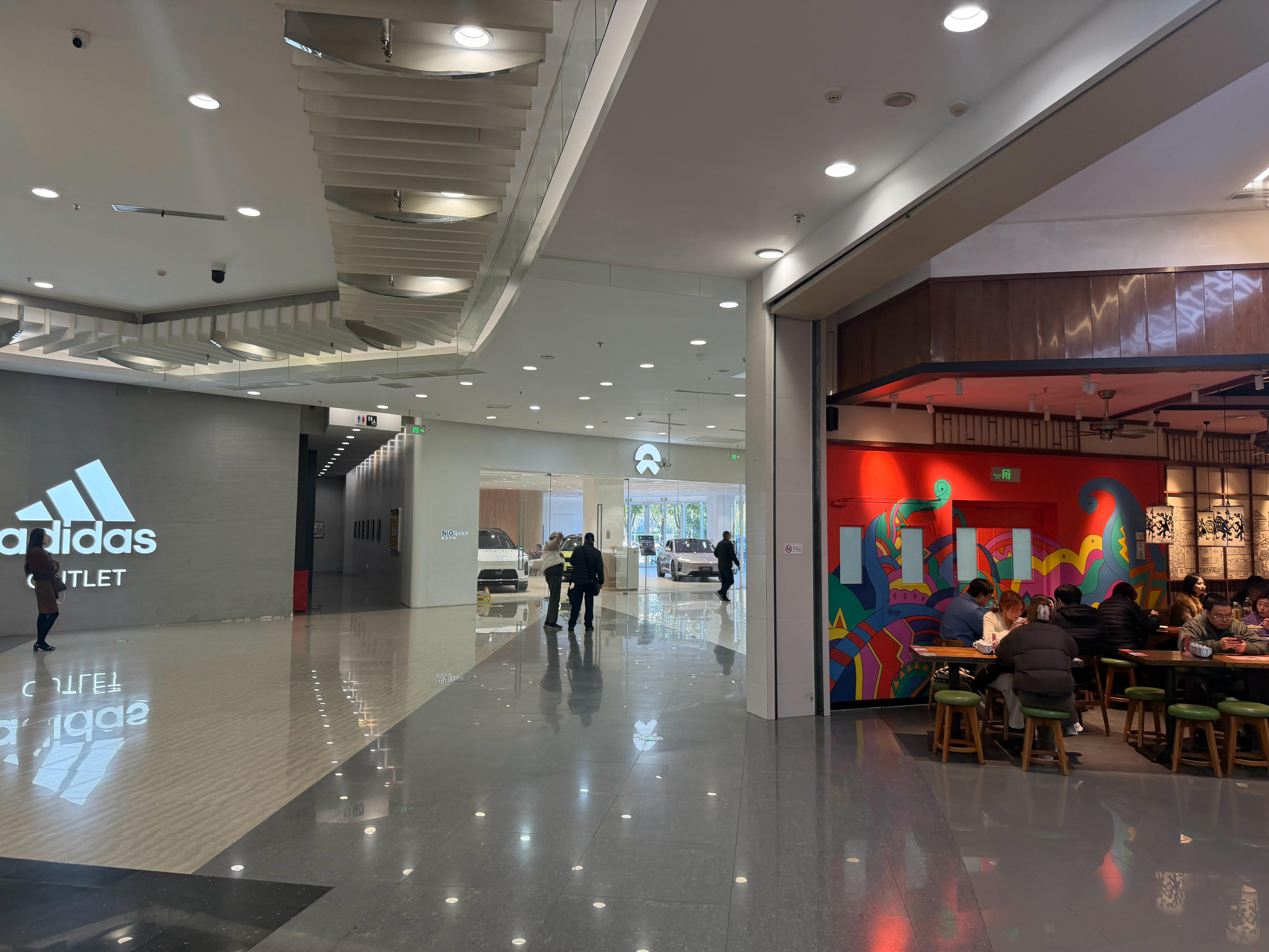 苏州工业区这里中午好热闹，开始吃吃喝喝了