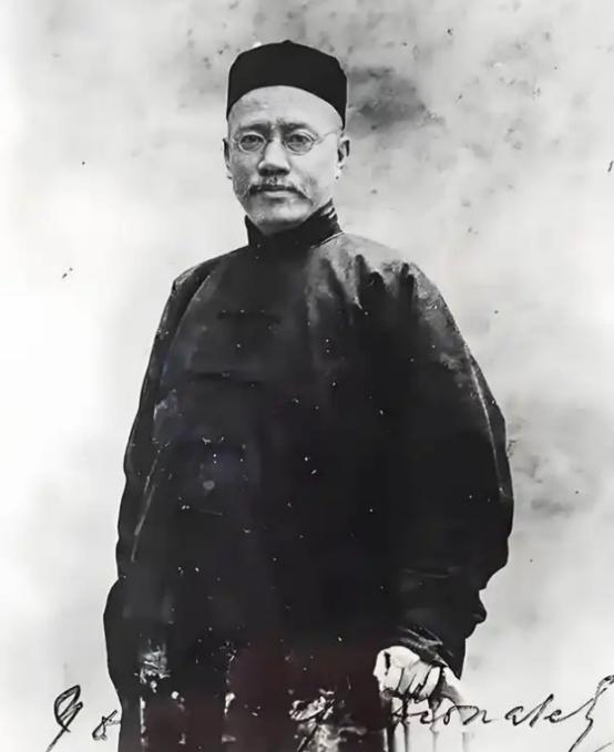 1892年，38岁严复纳13岁江莺娘为妾，新婚夜少女垂泪："先生娶我，只是把我当