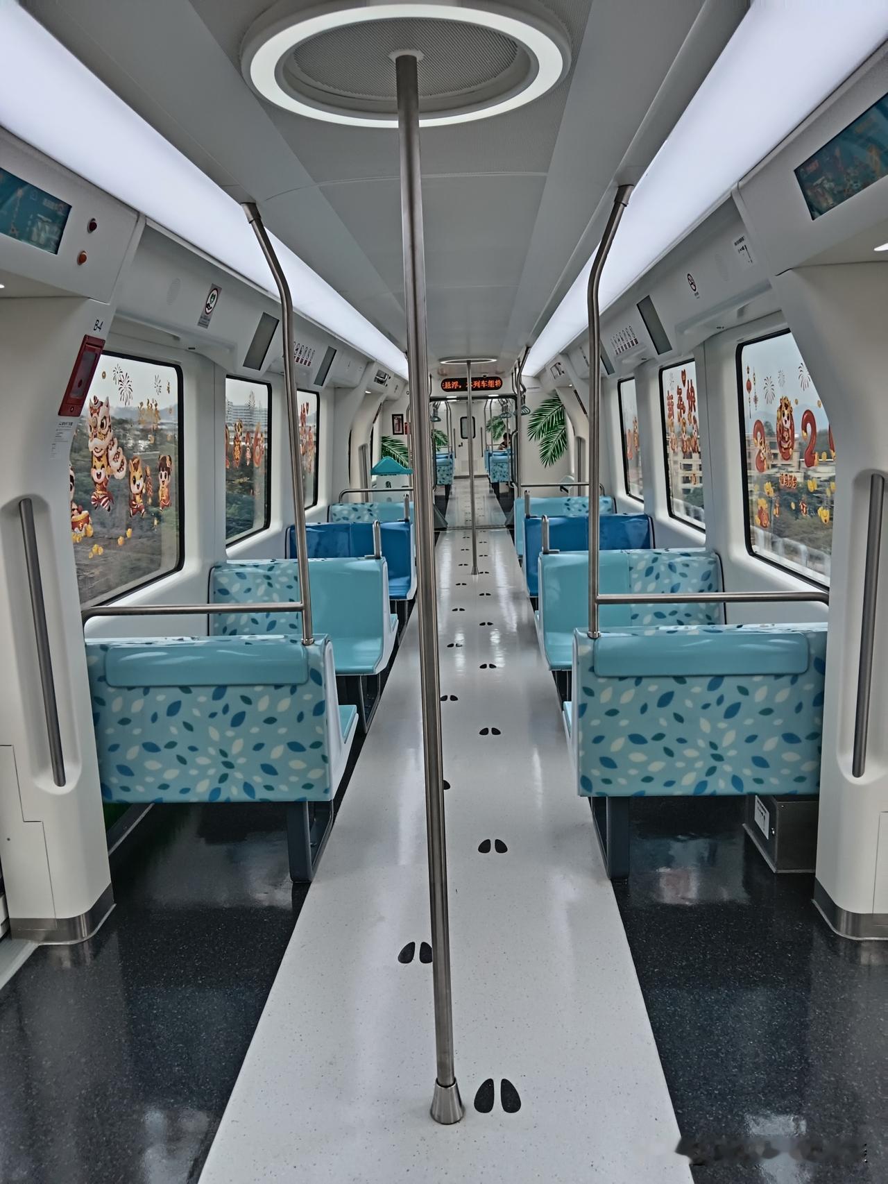 广东首条磁浮列车竟如此冷清，即便在过年期间，乘坐的人也寥寥无几。这条磁浮列车位于