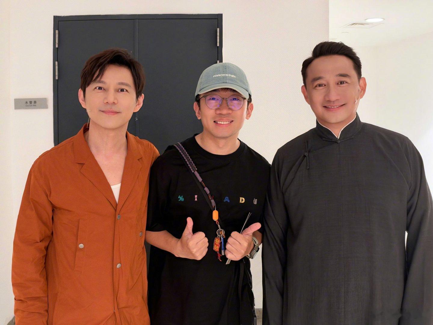 杨迪晒与何炅黄磊合照何炅黄磊杨迪合照 杨迪晒与何炅黄磊合照，能跟自己的偶像和前辈