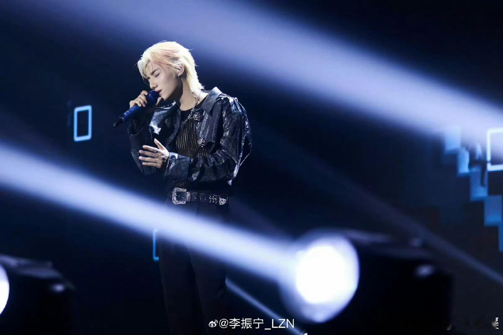 李振宁这次换我走向你们 六年风雨，李振宁与粉丝彼此照亮。生日会上他说“换我走向你