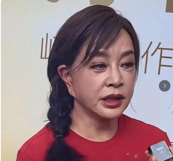 采访刘晓庆时，录像师发现忘了开美颜，连忙道歉：“对不起，忘了给您开美颜了。” 
