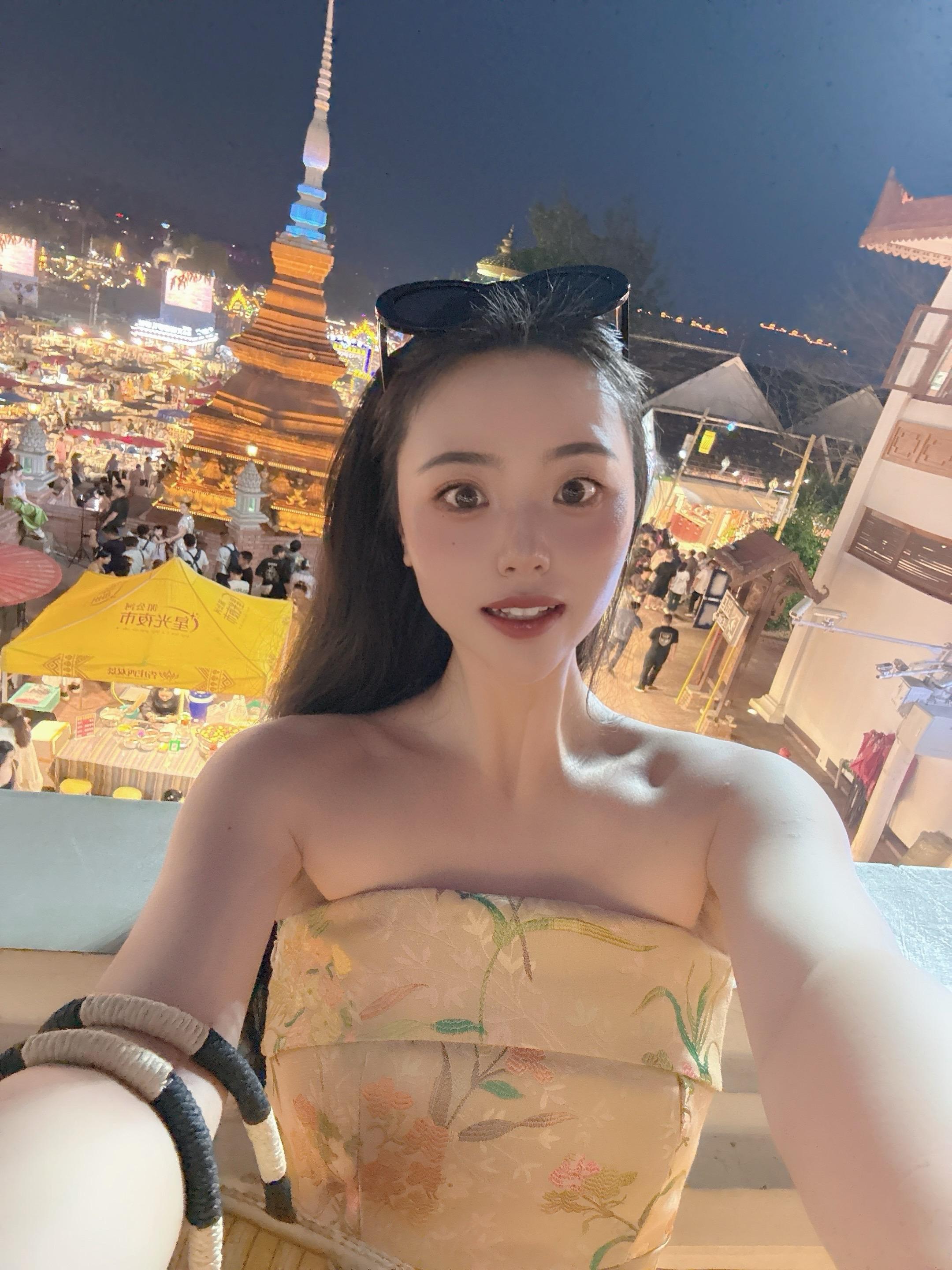 真的很喜欢记录一瞬间，无论是树叶花草还是日出日落，虽然拍摄的可能不是那...