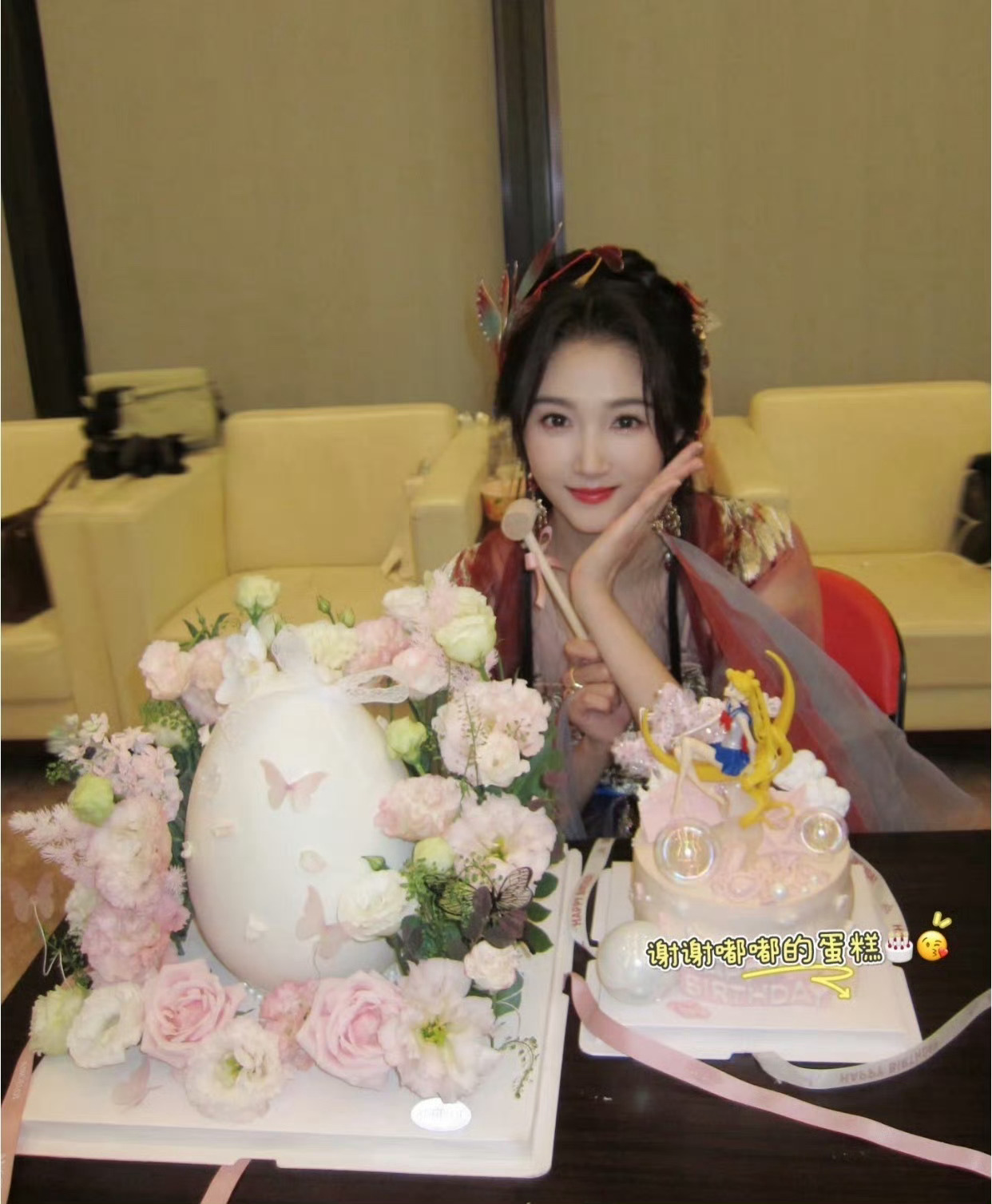 关晓彤晒陈都灵送的蛋糕多年好友还这么用心，祝两位姐姐友谊长长久久，都要越来越好[